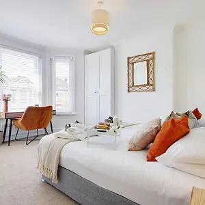 beach-staycation-modern-4-bedroom-house-in-bournemouth.bournemouth-hotels.org/